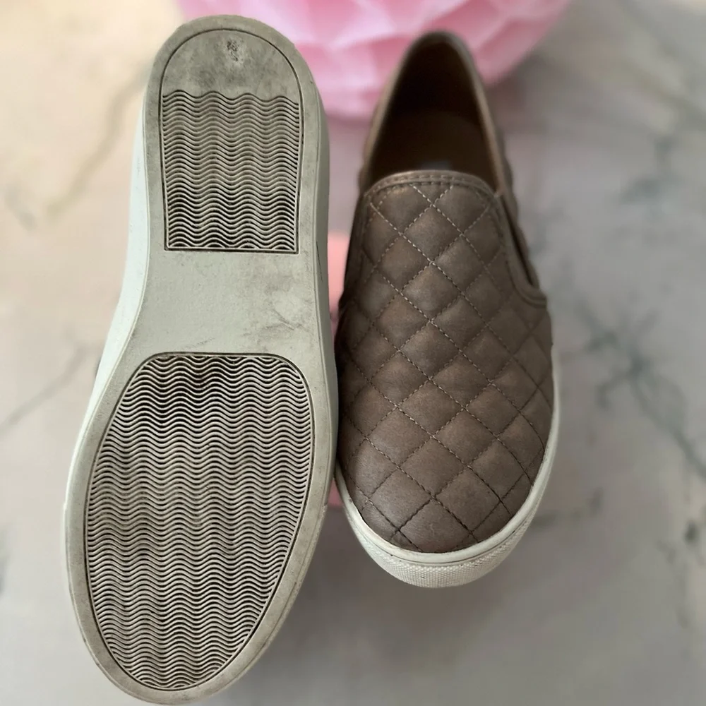 Steve Madden quilted slip on shoes Sz 8.5